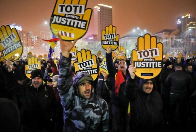 Românii au protestat şi aseară împotriva modificărilor legilor justiţiei la Timişoara