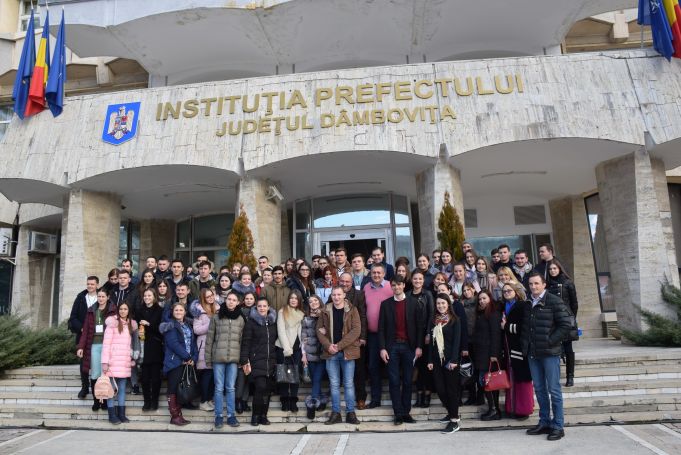 100 de tineri din Republica Moldova au vizitat Consiliul Judeţean Dâmboviţa