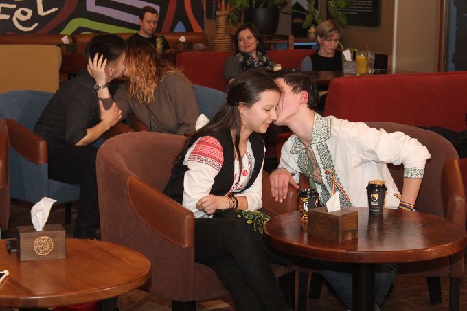 FOTO. Flash – mob de Dragobete: Sărbătoarea românească a dragostei, marcată printr-un sărut colectiv