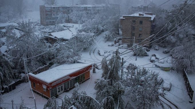 Salvatorii îndeamnă oamenii să rămână în casă din cauza stratului mare de zăpadă