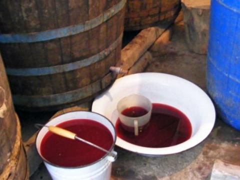 Un bărbat a murit, după ce s-a intoxicat cu dioxid de carbon, în urma fermentării vinului