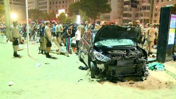 Un bebeluş a murit după ce o maşină a intrat accidental în mulţimea de pe promenada de la Copacabana