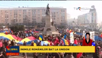 VIDEO. Un tricolor imens, adus de la Chişinău, a fost întins în Piaţa Unirii din Iaşi
