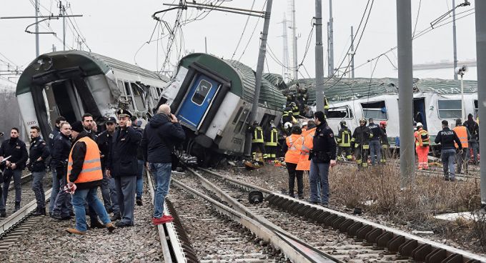 Cel puţin doi morţi şi 110 răniţi după deraierea unui tren în apropiere de Milano