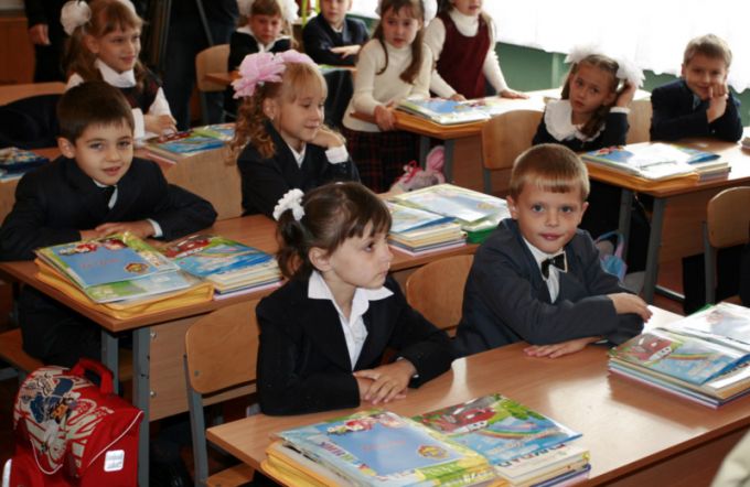Ministerul Românilor de Pretutindeni oferă burse pentru elevii de etnie română din Ucraina