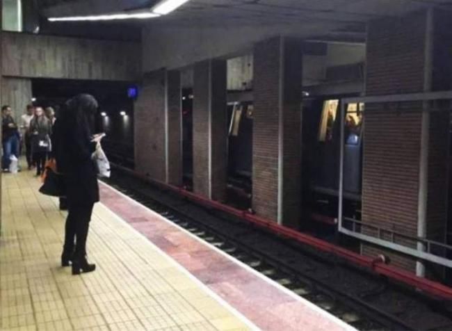 Un italian a fost arestat pentru tentativă de omor după ce a împins o femeie sub metrou
