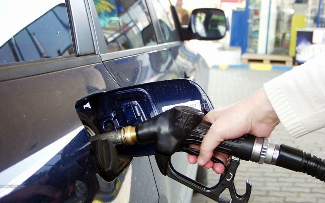 Preţuri noi pentru carburanţi. Benzina se scumpeşte cu 68 de bani, iar motorina cu 60 de bani