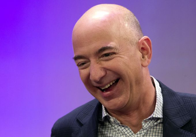 Şeful Amazon Jeff Bezos l-a detronat pe Bill Gates de pe poziţia de cel mai bogat om al planetei