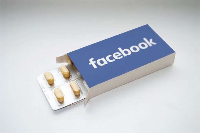 Dependenţa de Facebook este asemănătoare cu cea de droguri, avertizează medicii