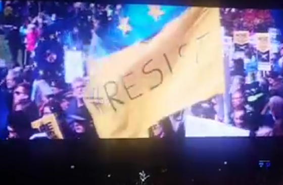 VIDEO. Imagini de la protestele din Bucureşti, folosite în actualul turneu al formaţiei rock U2