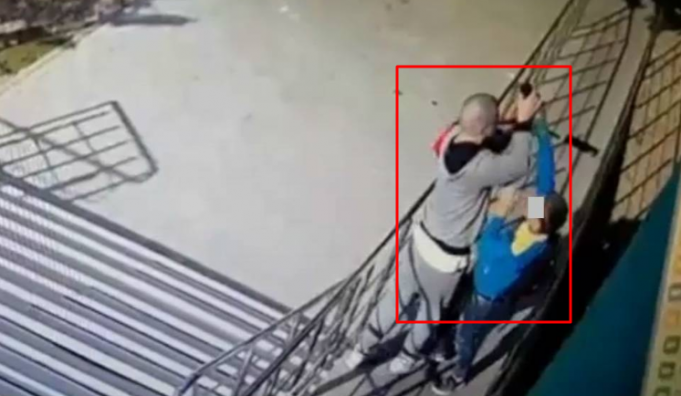 VIDEO. Un bărbat, surprins de camerele de supraveghere în timp ce atacă şi jefuieşte un minor