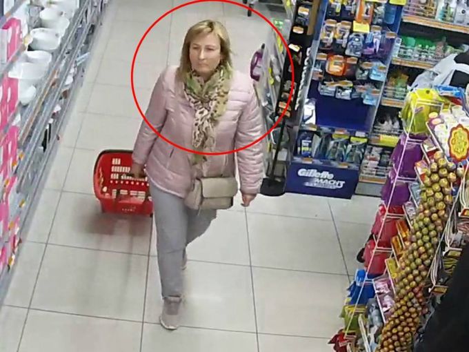 Femeia din imagini este căutată de Poliţia Chişinău