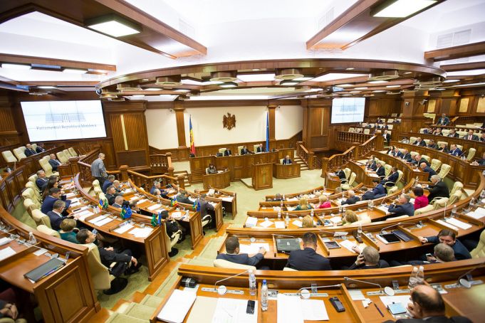 Insistenţe zadarnice în Parlament! Subiectul introducerii limbii române în Constituţia R. Moldova nu va fi discutat mâine în Legislativ