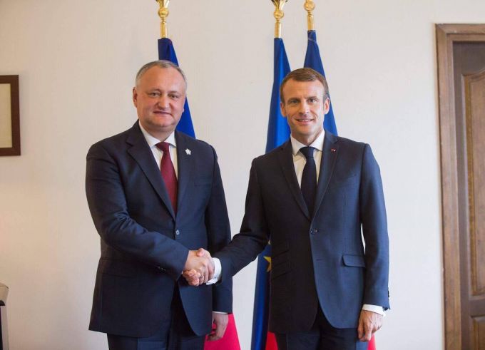 Dodon pleacă la Paris, după ce a avut o întrevedere cu Emmanuel Macron la Erevan