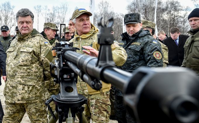 Poroşenko a emis un ordin comandanţilor din Donbas sa răspundă cu toate armele din dotare