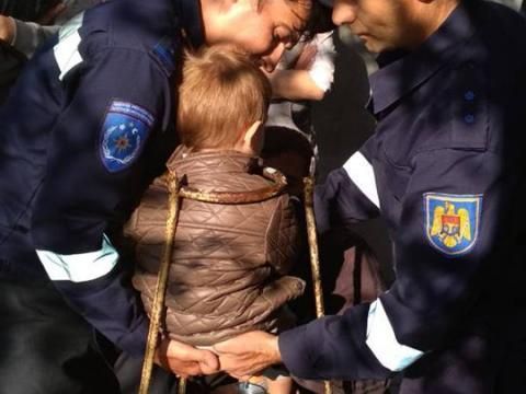 Salvatorii au intervenit pentru scoaterea unui copil blocat într-o grilă metalică