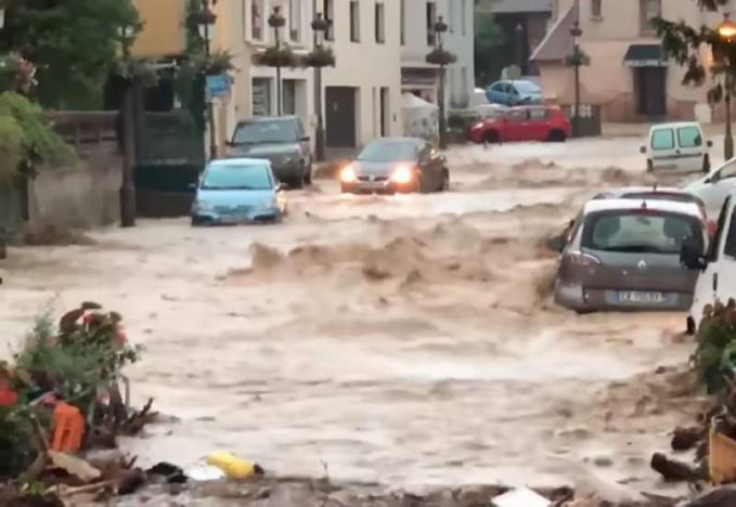 Inundaţii în sudul Franţei: Cel puţin cinci persoane au murit