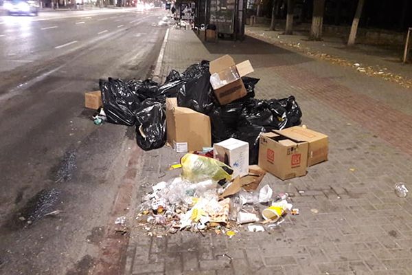 Mormane de gunoi după Hramul Chişinăului: Au fost evacuate peste 20 de remorci cu deşeuri