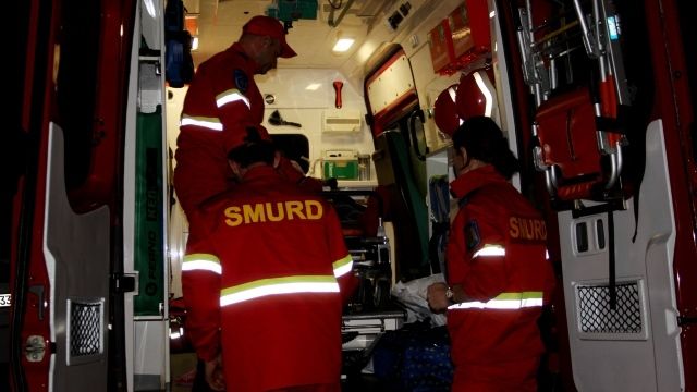 O femeie care suferă de o maladie gravă a fost adusă în R.Moldova din România de un echipaj SMURD
