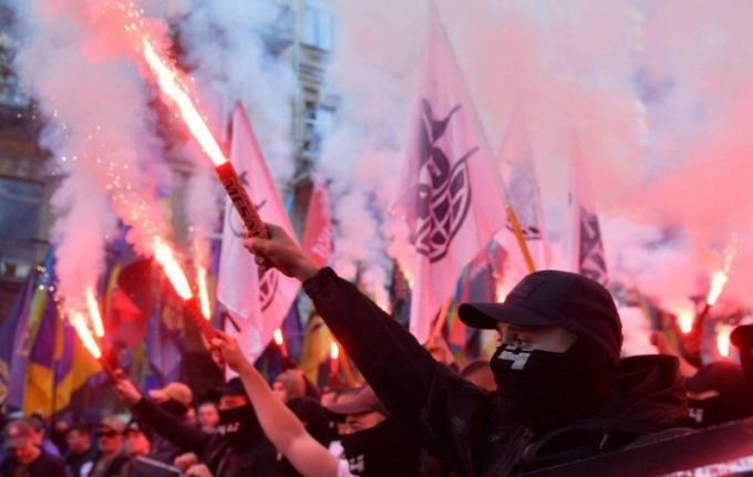 Zeci de mii de naţionalişti ucraineni au manifestat duminică la Kiev, cu ocazia sărbătorii naţionale a Apărătorului
