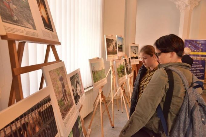 Expoziţie de fotografii, în holul Primăriei Chişinău: „Problemele şi soluţiile comunităţii în obiectiv”