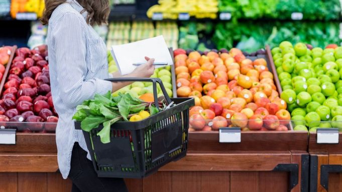 Fructele şi legumele proaspete puse la vânzare vor fi supuse controlului de conformitate cu cerinţele de calitate