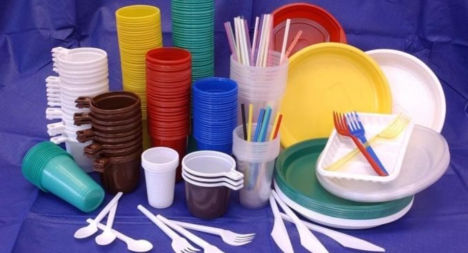 Italia va interzice paharele şi farfuriile din plastic începând cu 2020