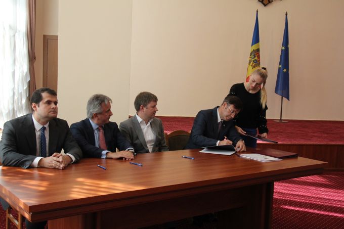 Contractul de vânzare a celor 41,09% din acţiunile MAIB a fost semnat. "Cu acţionari noi, băncile din Moldova trebuie să-şi reia pe deplin funcţiile"