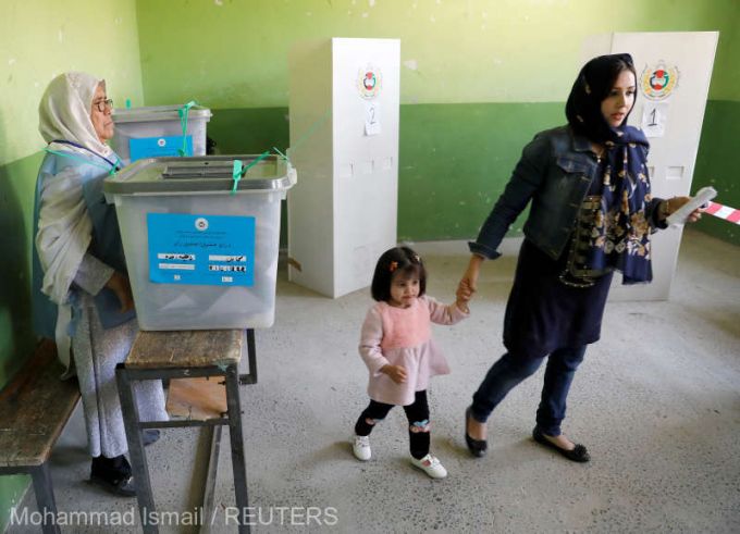 A doua zi de alegeri în Afganistan. Zeci de morţi şi mari temeri de fraudare