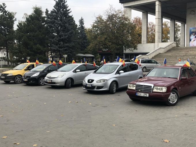 VIDEO. Maşini cu drapele tricolore, prin Chişinău! Un marş automobilistic dedicat Unirii a avut loc astăzi