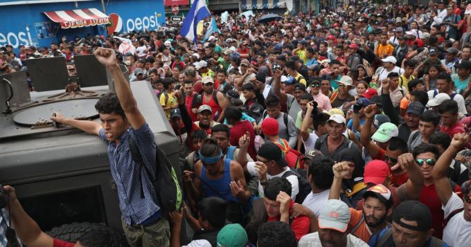Caravana migranţilor avansează din Mexic spre SUA, în ciuda avertizărilor lui Trump