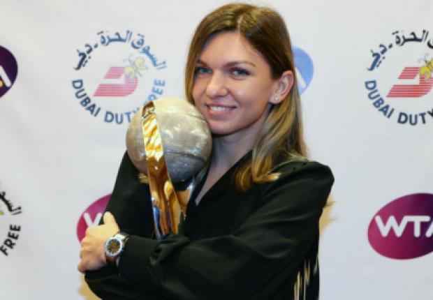 Simona Halep a primit trofeul pentru locul 1 mondial la final de an de la primul lider WTA din istorie, Chris Evert