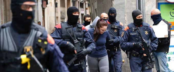 Aproape 30 de suspecţi, arestaţi la Barcelona, în urma unei operaţiuni a poliţiei în rândul traficanţilor de droguri
