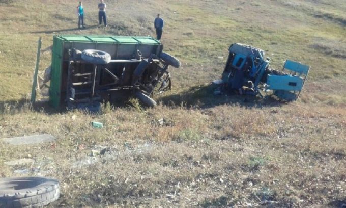 Un bărbat din Chişcăreni a murit răsturnându-se cu tractorul 