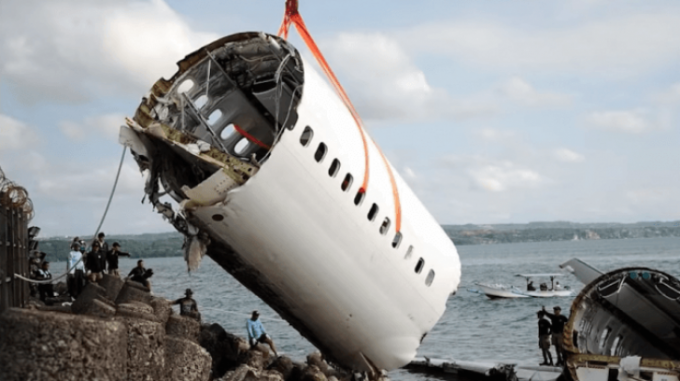Avionul prăbuşit în Indonezia: Scafandrii au recuperat una din cutiile negre ale aeronavei