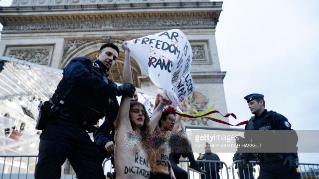 Activistele Femen s-au dezgolit sub Arcul de Triumf, denunţând „criminalii de război”, invitaţi la Paris pe 11 noiembrie