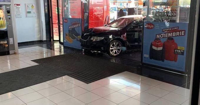 Atac în România. Un tânăr a înjunghiat un bărbat, apoi a intrat cu maşina în pietoni pe unde a trecut şi s-a oprit într-un mall: Zece persoane, între care doi copii, la spital. FOTO