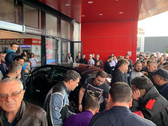 Atac în România. Un tânăr a înjunghiat un bărbat, apoi a intrat cu maşina în pietoni pe unde a trecut şi s-a oprit într-un mall: Zece persoane, între care doi copii, la spital. FOTO