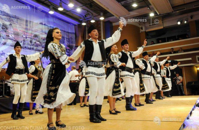 Spectacol „România-i ţara mea!”. Un ansamblu artistic pregăteşte dansuri populare din toate regiunile României