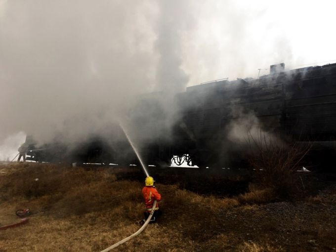VIDEO. Un tren marfar a fost cuprins de flăcări în această dimineaţă. Au intervenit patru echipaje de salvatori şi pompieri