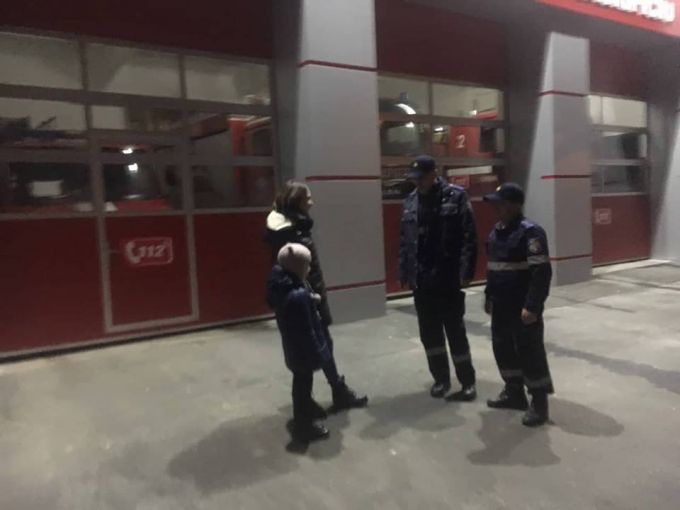 O fetiţă de 6 ani s-a rătăcit aseară, în zona sectorului Centru. IGSU şi poliţia au ajutat-o să-şi găsească părinţii