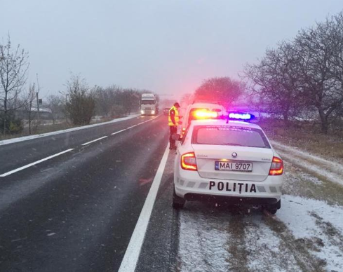 Avertisment pentru şoferi: traficul rutier poate fi îngreunat din cauza precipitaţiilor sub formă de ninsoare