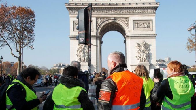 124.000 de participanţi şi mai multe incidente la protestele din Franţa împotriva creşterii taxelor la carburanţi