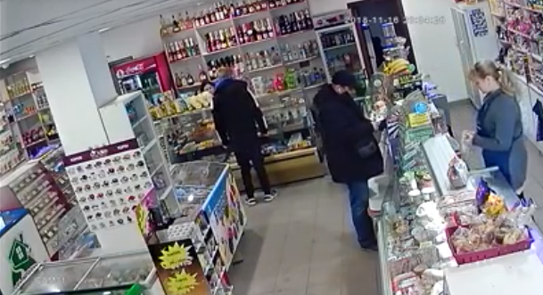 VIDEO. A intrat în magazin şi a ameninţat vânzătoarea cu o sticlă spartă. Un tânăr, reţinut