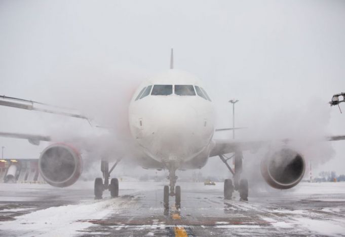 UPDATE. Zboruri anulate şi reţineri din cauza vremii pe Aeroportul din Chişinău