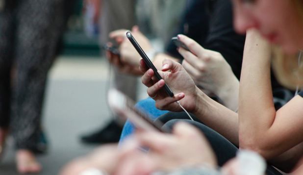 Pericolul ascuns al telefoanelor mobile: radiaţiile emise pot duce la apariţia cancerului