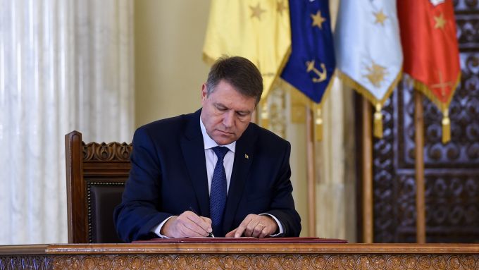 Klaus Iohannis a semnat decretul pentru promulgarea unor modificări legislative. Sunt vizaţi, inclusiv, cetăţenii R. Moldova