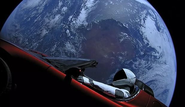 Maşina Tesla, lansată de SpaceX în urmă cu nouă luni, a trecut de orbita planetei Marte