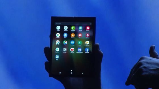VIDEO. Samsung şi-a prezentat telefonul pliabil. Ce poate face Infinity Flex, „temelia smartphone-ului de mâine”