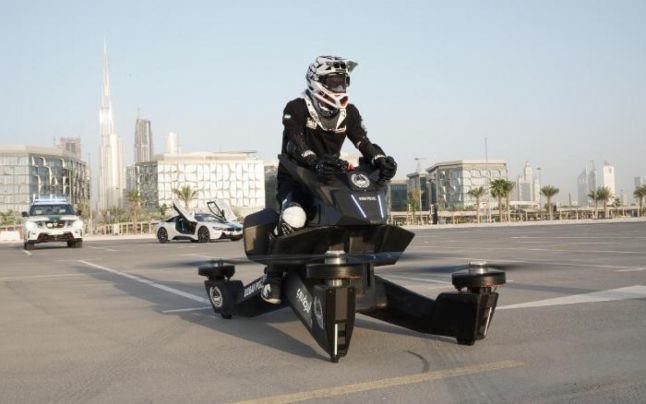 IMAGINILE ZILEI: Poliţiştii din Dubai se antrenează pe motociclete zburătoare de 130.000 euro. Video